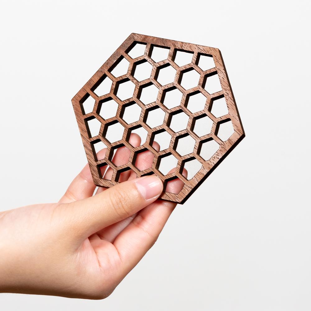 木製のコースター　ハニカム模様　４枚セット　六角形