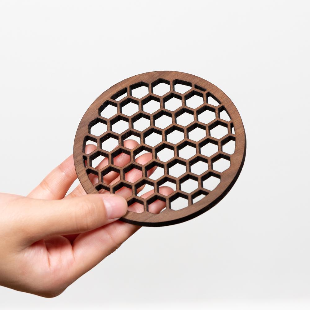 木製のコースター　ハニカム模様　４枚セット　円形