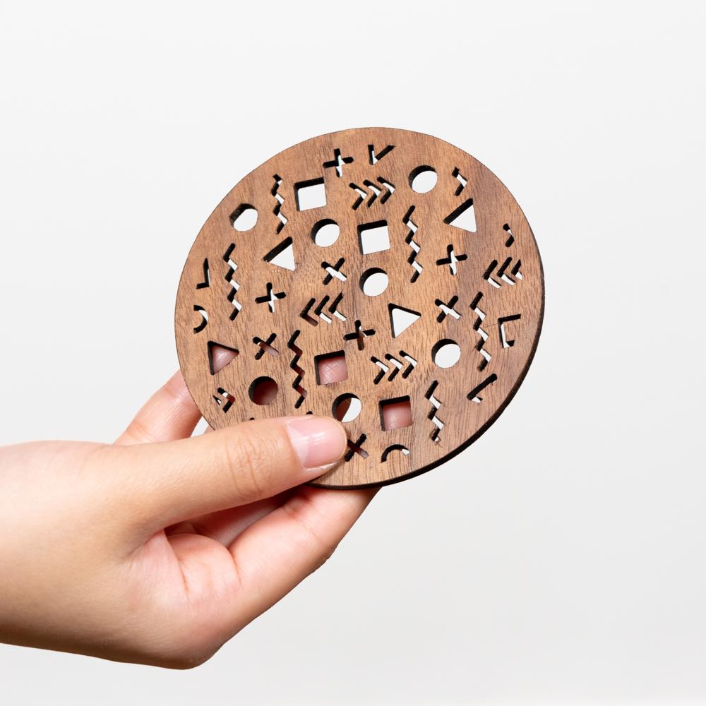 木製のコースター　リズム模様　４枚セット　円形